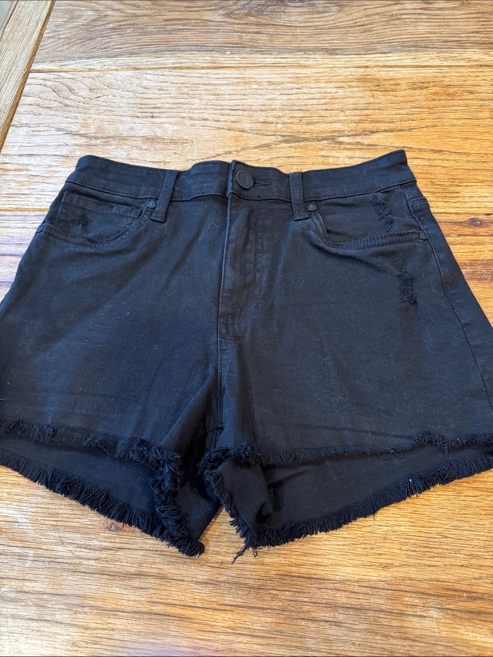 Kut from the Kloth size 0 black distressed 3 inch short